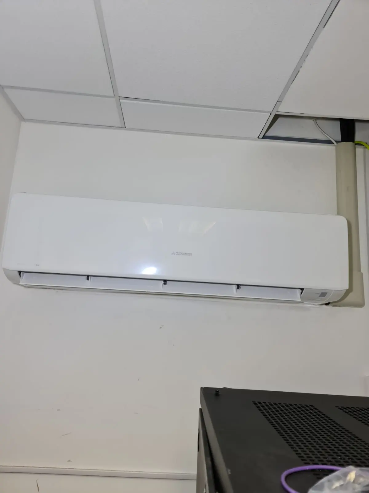 server room wall mounted unit installation victoria sw1